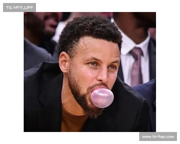 库里冰敷右膝仍笑对伤痛老将坚毅斗志高昂激励全队奋勇前行